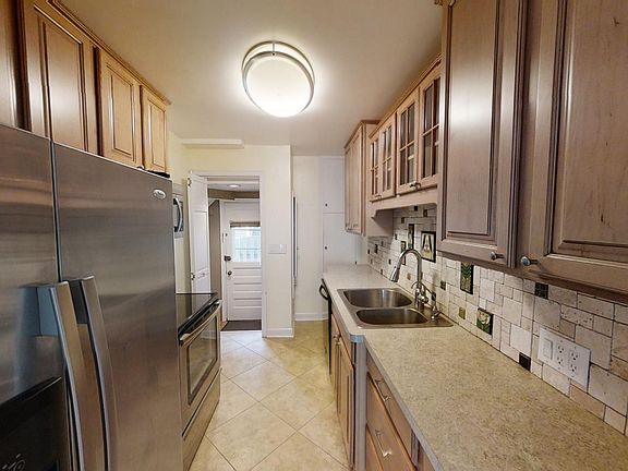 4th image of 834 S Main St Unit 1