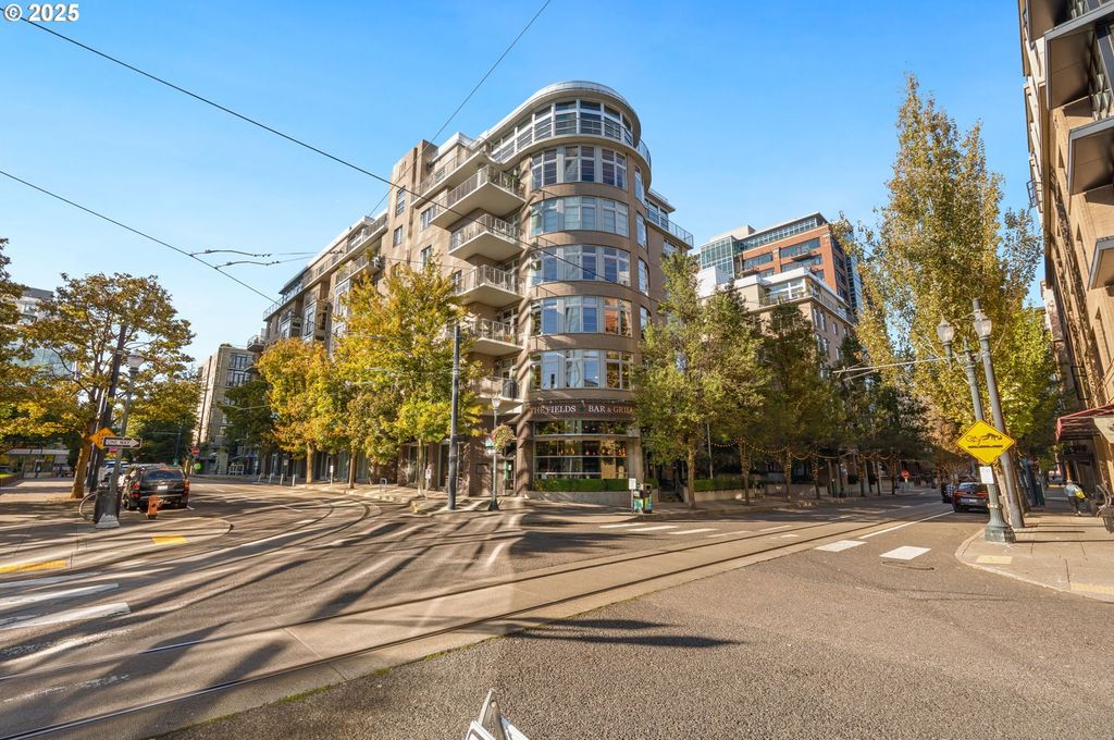 1130 NW 12th Ave APT 214, Portland, OR