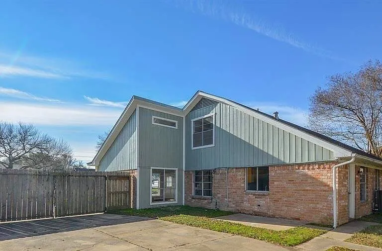 22722 Fincastle Dr — Photo 2