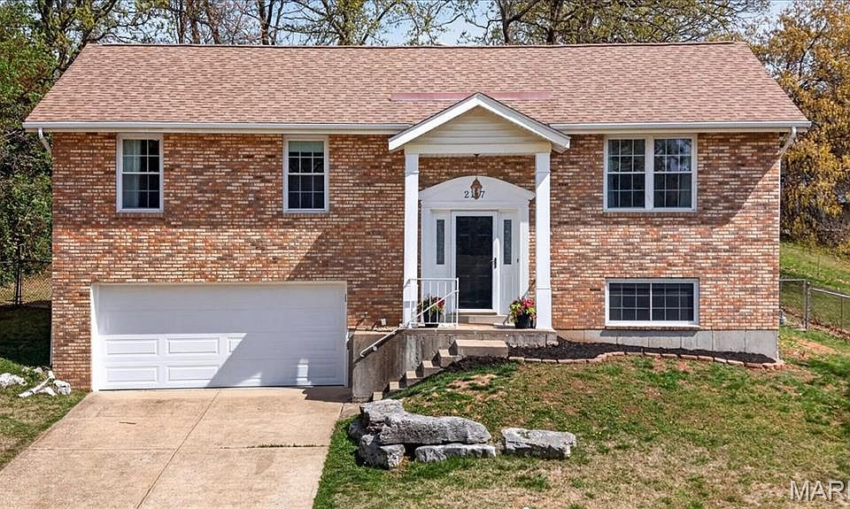 1st image of 2117 S Oaks Dr