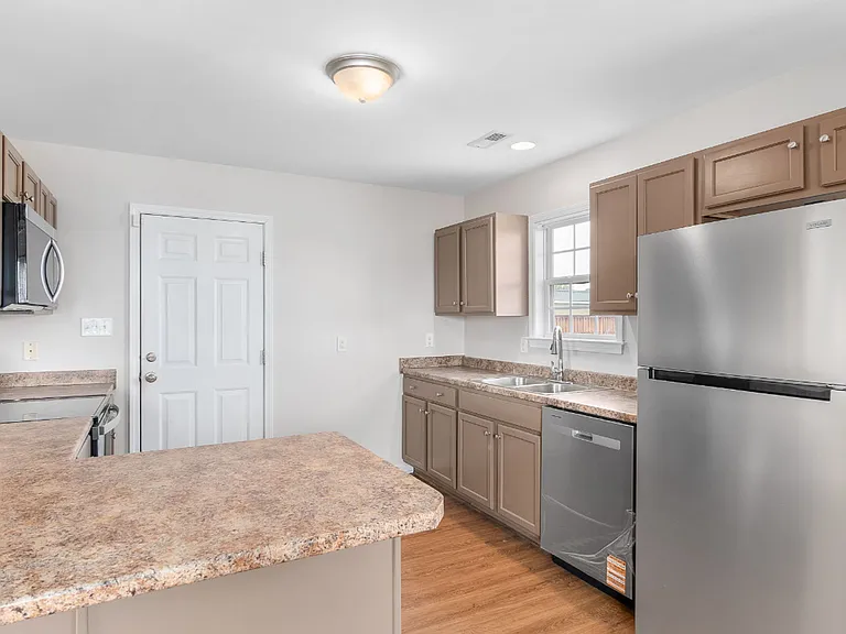 131 Cherry Grove Dr — Photo 7