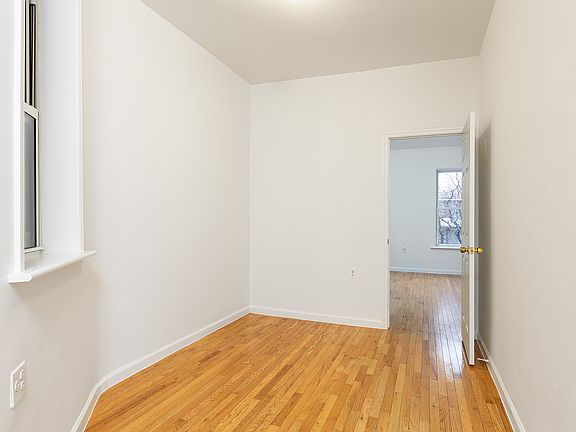 4th image of 21 Adelphi St APT 2R