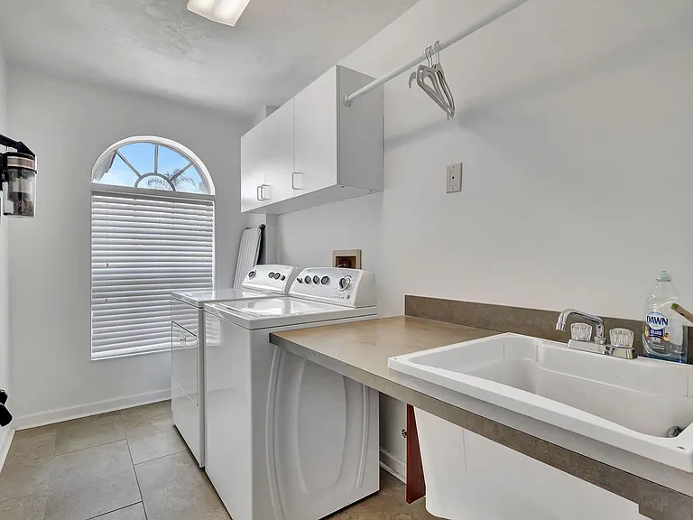 13805 Sheffield St — Photo 35