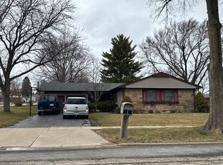 921 Westbourne Ln, Buffalo Grove, IL 60089