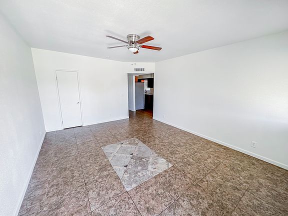 3rd image of 1146 N Wedgewood Cir