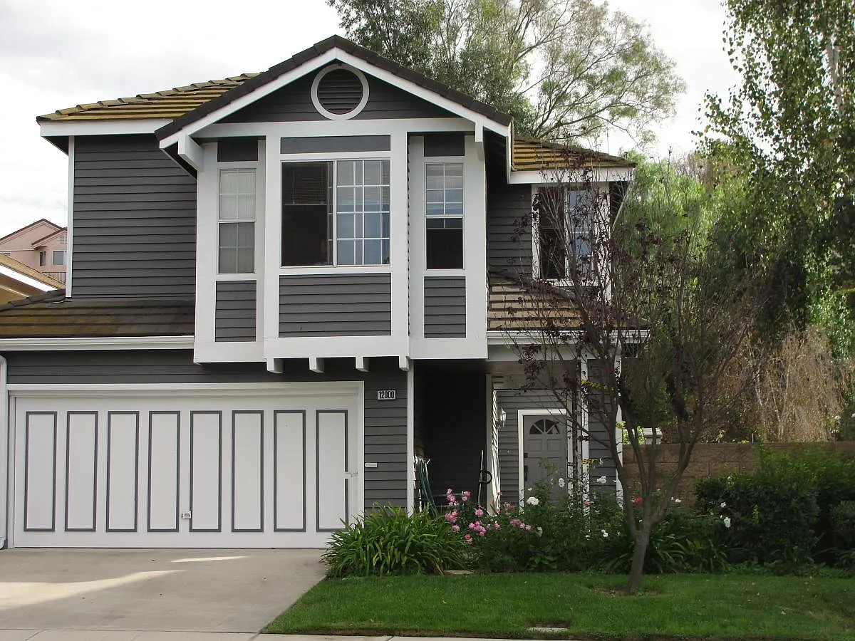 4 bed, 2.5 bath, 2726 sqft, $4,800 — Photo 1