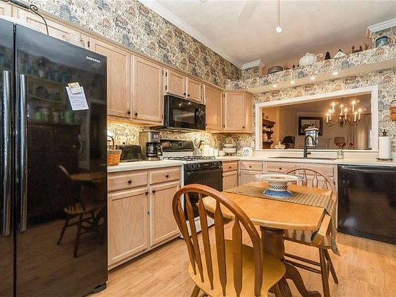 5th image of 842 S Lake Cir