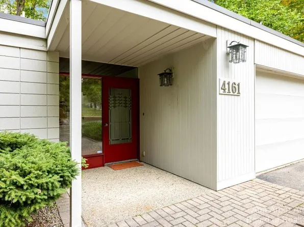 4161 Thornoaks Dr, Ann Arbor, MI 48104