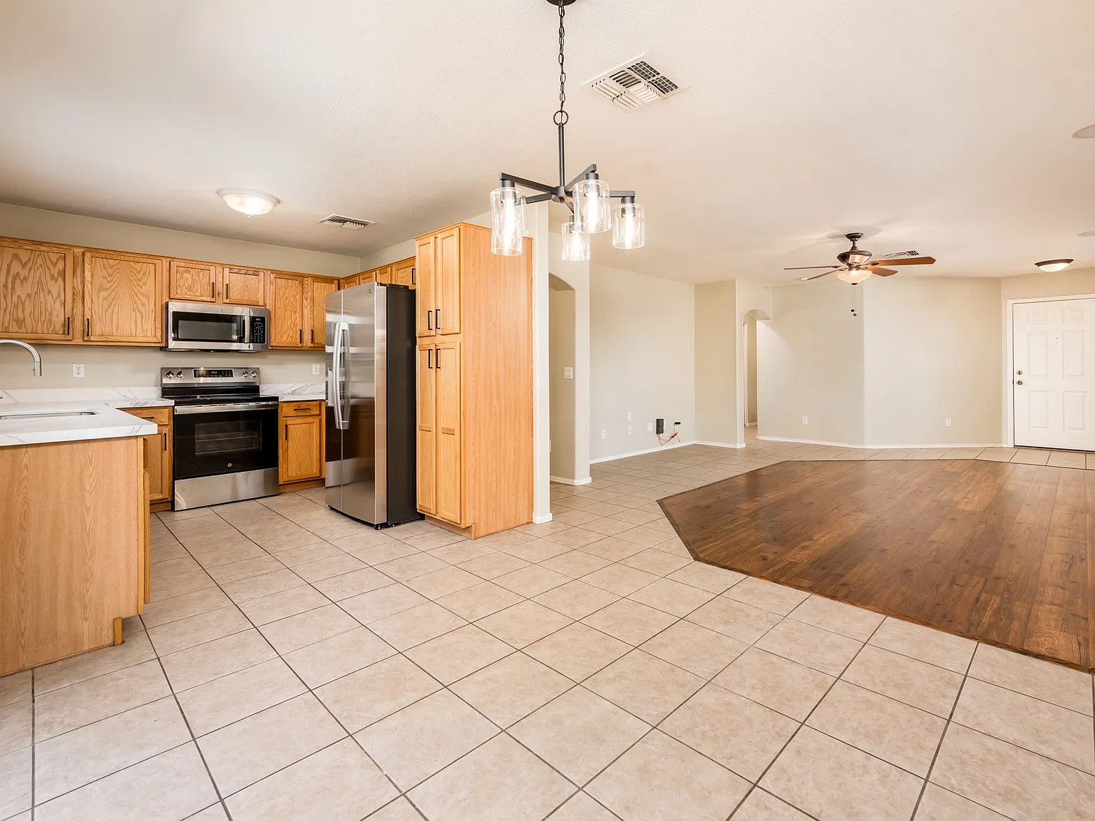3 bed, 1265 sqft, $2,100 — Photo 4
