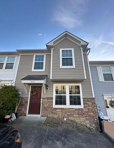 313 Falcon Run — Photo 1