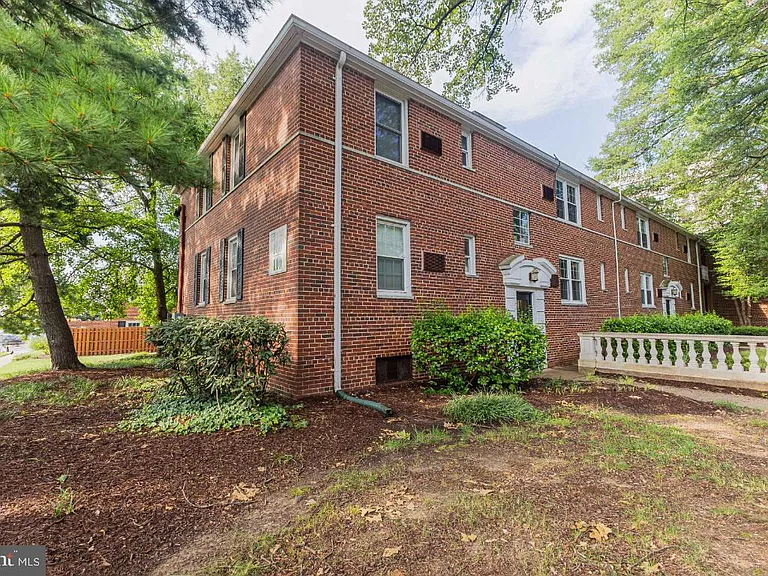 100 N George Mason Dr #3 — Photo 2