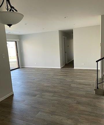 5th image of 932 Surrey Dr #1