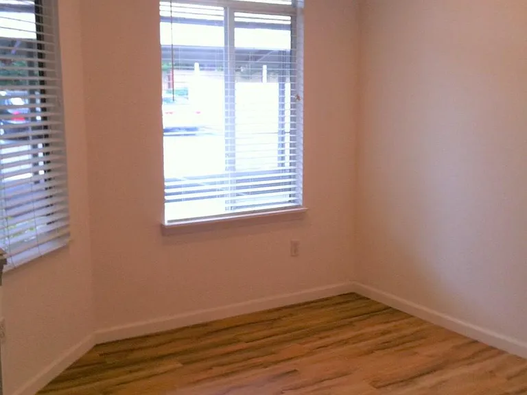 1x1 / 729 sf - DINING ROOM (2 windows)