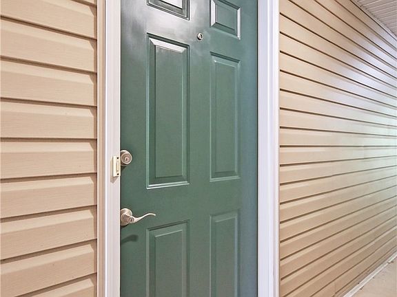4th image of 14926 Lenox Dr #526