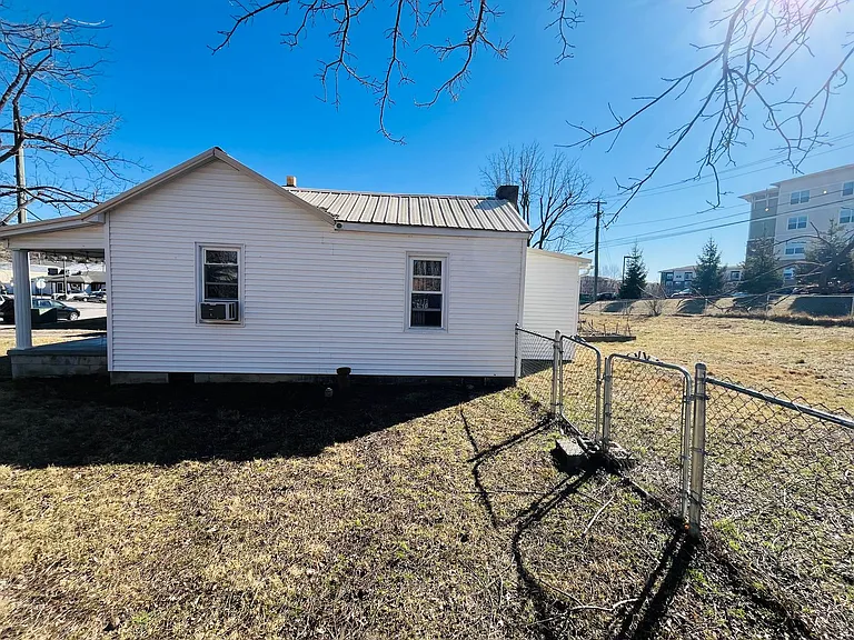 903 Kabrich St — Photo 2