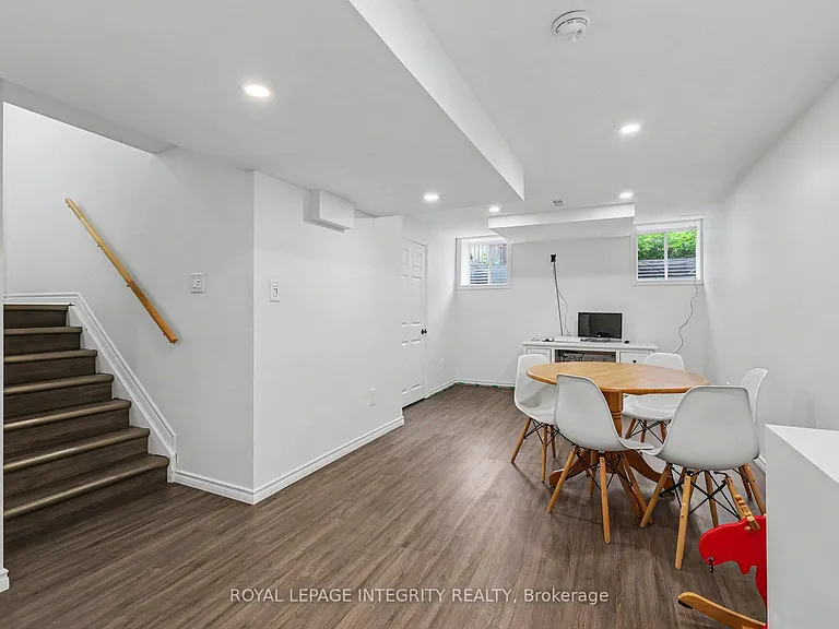 555 Foxlight Cir — Photo 19