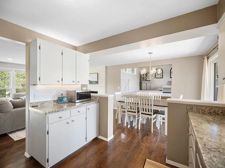 107 E Regina Ave — Photo 14