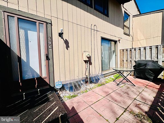 4th image of 596 West Court Gln