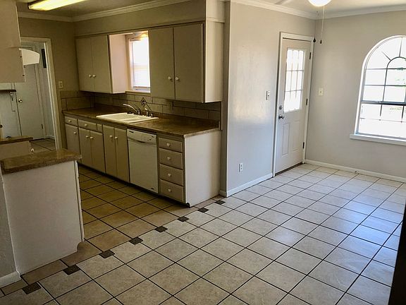 3rd image of 1523 E Everglade Ave