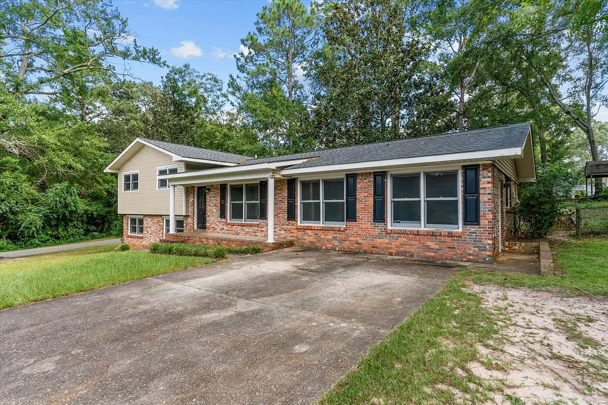 6 bed, 3.0 bath, 2250 sqft, $2,250 — Photo 2