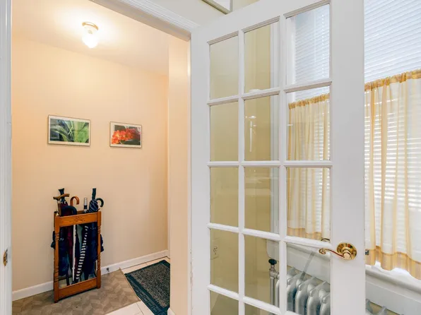 895 Summit Avenue image 6 of 22