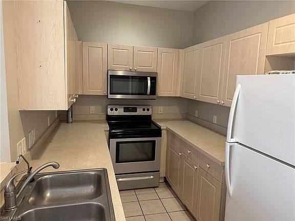3rd image of 17475 Dumont Dr