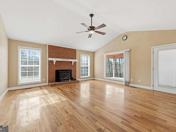 5th image of 75 Weaver Rd