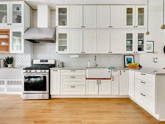 3rd image of 149 Manhattan Ave