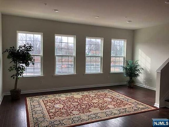 4th image of 32 Litchfield Ln #403