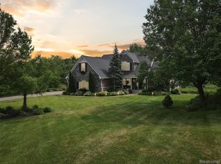 945 Gray Fox Ct, Howell, MI