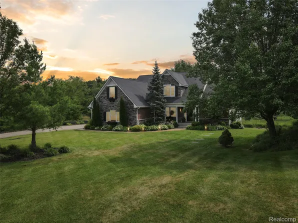 945 Gray Fox Ct, Howell, MI 48843