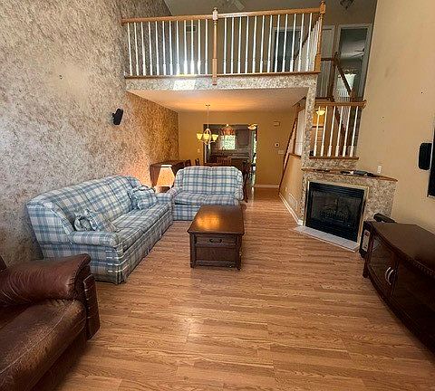 5th image of 404 Country View Dr