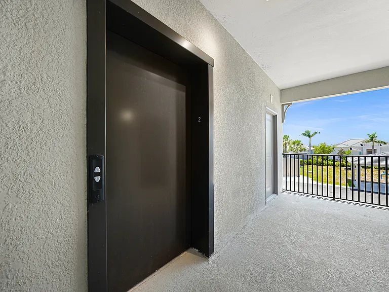Elevator 15' from unit.