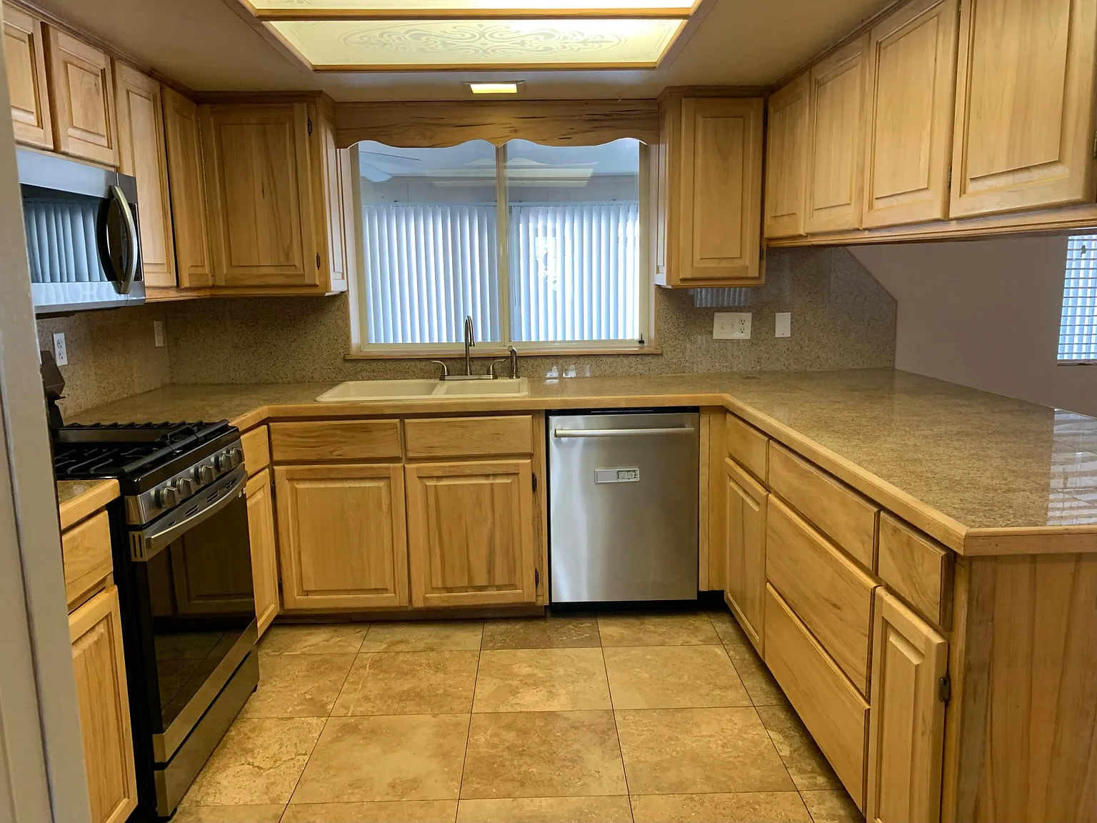 1556 E Glade Avenue — Photo 3