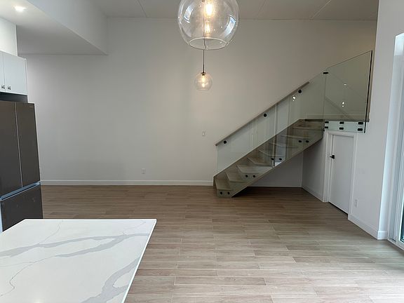 4th image of 415 King St W #113