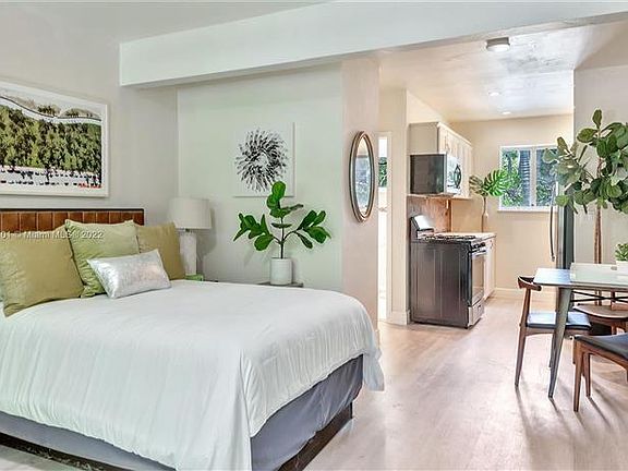 5th image of 428 Collins Ave APT 12A