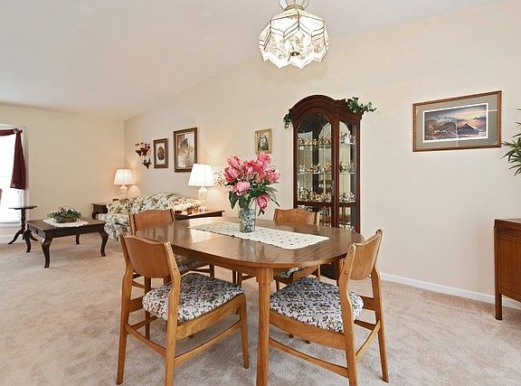 5th image of 2102 N Burke Dr
