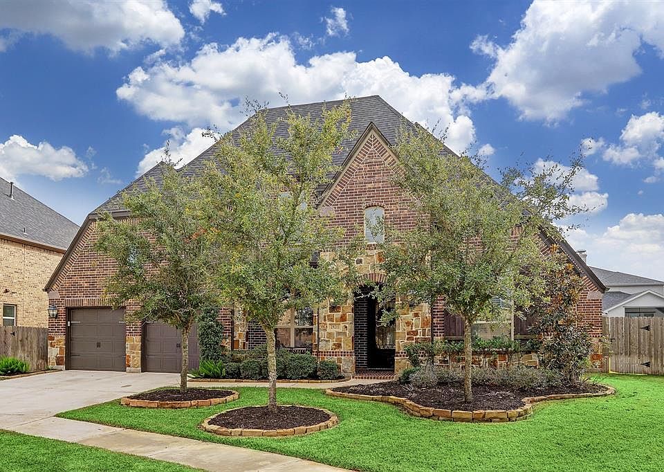 Beautiful 4 bedroom home (2 down and 2 upstairs) with 3 Full bathrooms and 2 Half baths located on cul de sac street. Home features 3 car tandem garage, open concept family room and kitchen, primary suite down, Formal Dining Room, Study and upstairs 