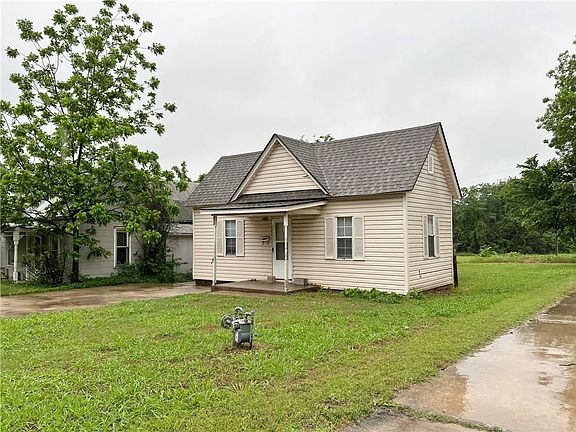 3rd image of 312 N Tucker Ave