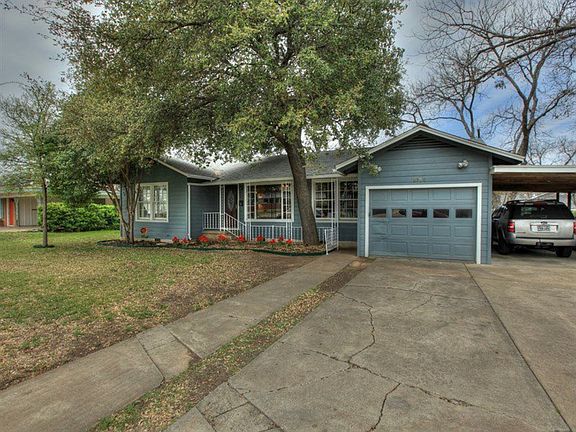 Driveway, garage, and carport