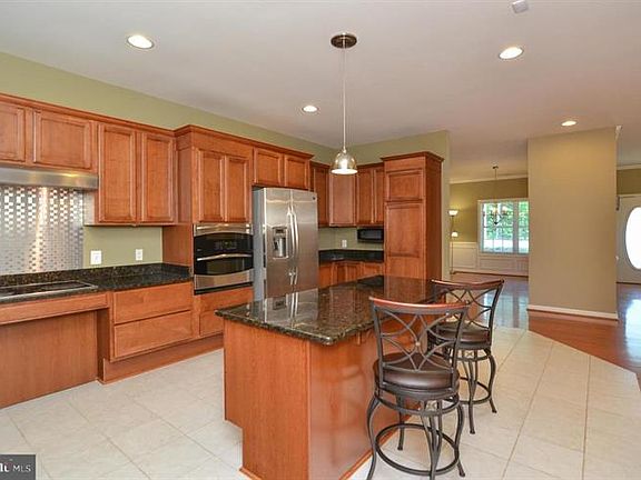 3rd image of 75 Queen Laurens Ct