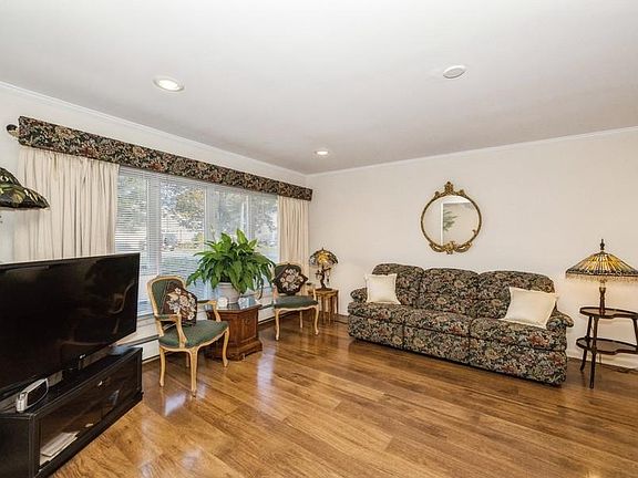 4th image of 62 E End Ave