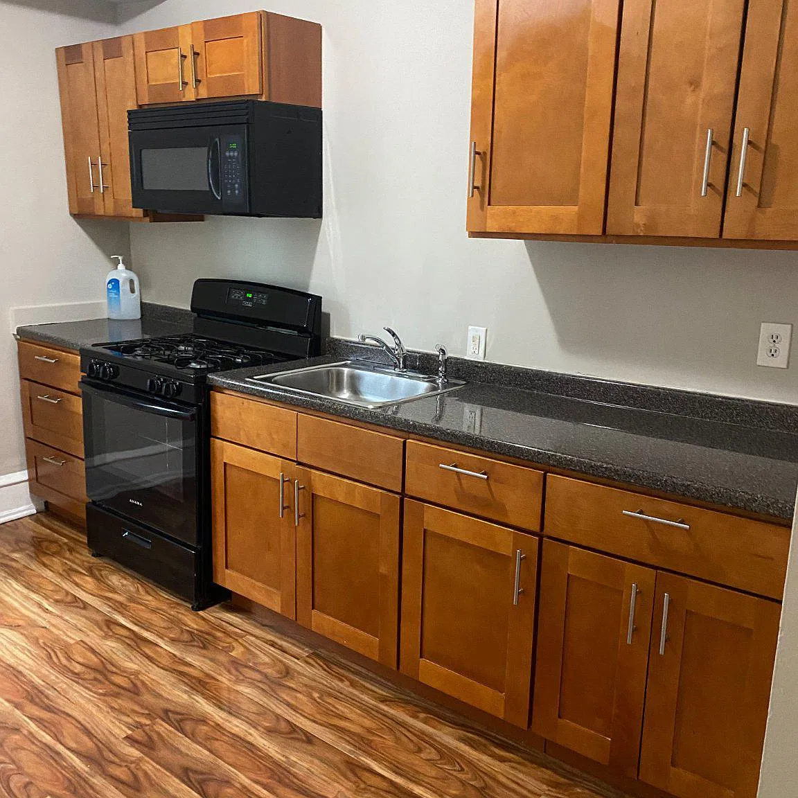 2 bed, 1.0 bath, 2400 sqft, $1,650 — Photo 3