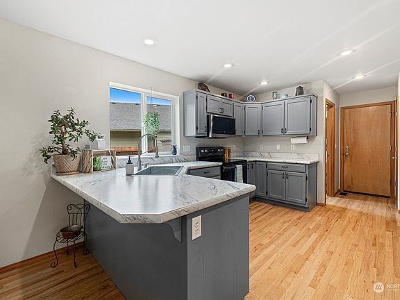 4th image of 815 Darwins Way