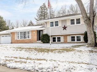 418 Lookout Dr, Pewaukee, WI 53072