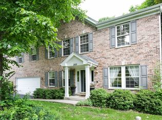 205 S Oakleaf Rd, Algonquin, IL 60102