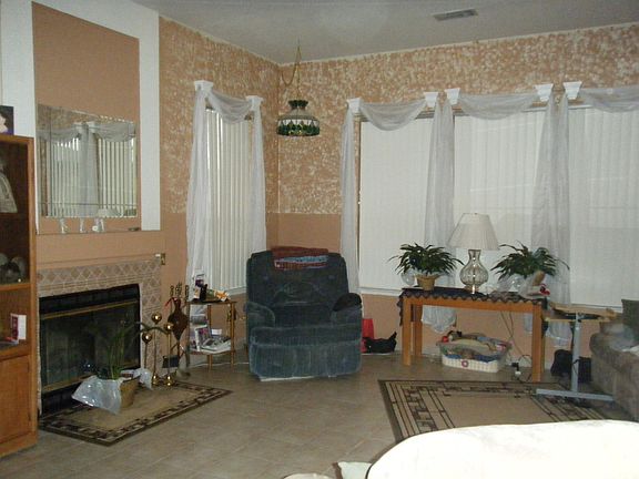 Living room w/fireplace