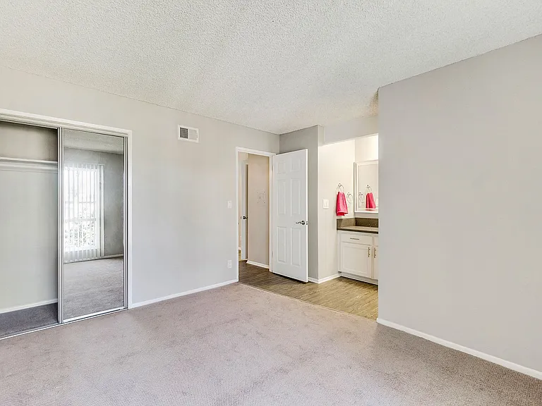 5830 Reseda Boulevard — Photo 56