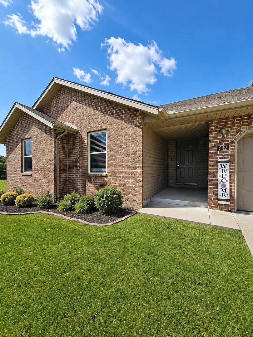 3 Bedroom | 2 Bath | 2 Car Garage | Nixa Schools | Pets Welcomed | HUGE Backyard! — Photo 2