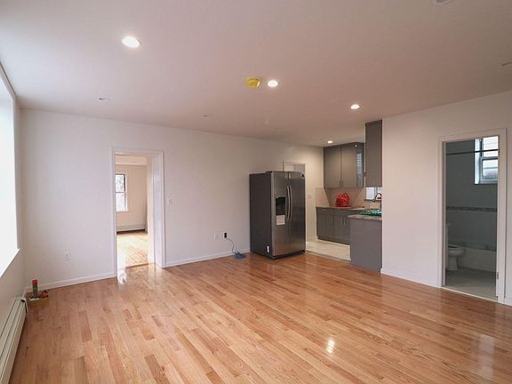 4th image of 340 Bradley Ave #1